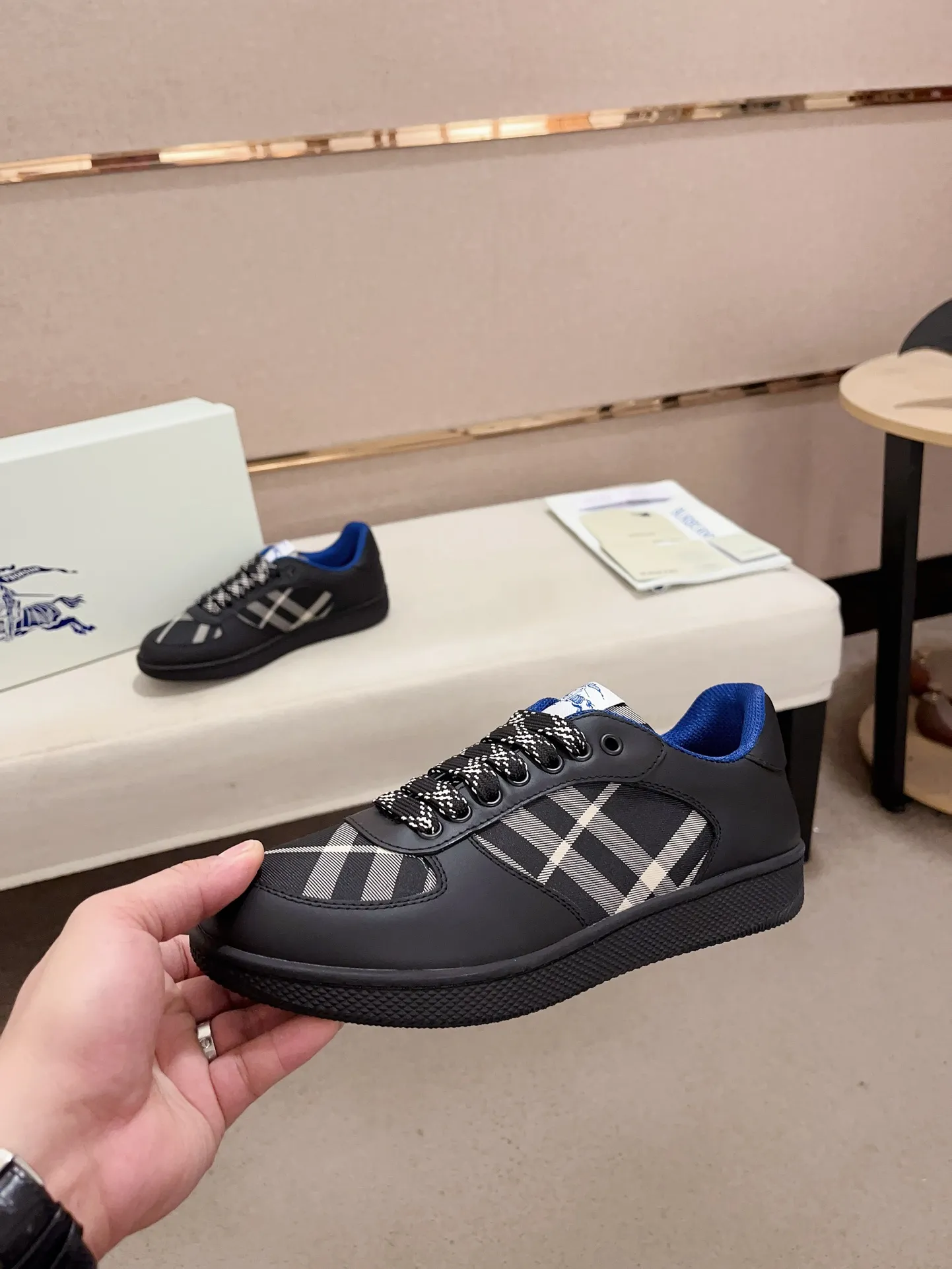 Men's shoes💰: 620💰Top version🥳◾️▫️The new Burberry men's classic low-top sneakers are reinterpreted with Vintage retro plaid cotton material and calfskin, decorated with a new brand logo. First-layer cowhide lining, embossed Burberry logo on the heel, and original TPU outsole! Code number: 38-45. Women's sizes and 46 can be customized.